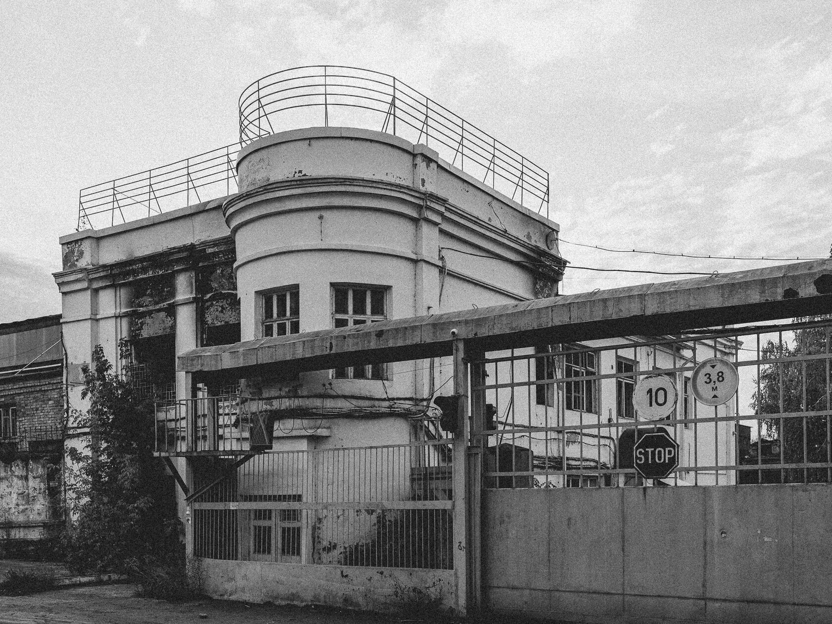 Checkpoint of the wagon train parts plant, image 2
